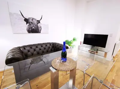 TV/Unterhaltungsangebot in der Unterkunft INVAL by ROCKCHAIR Apartments l SUPERHOST Status l 2 Bedrooms Boxspringbeds 2 Bathrooms in City Center 