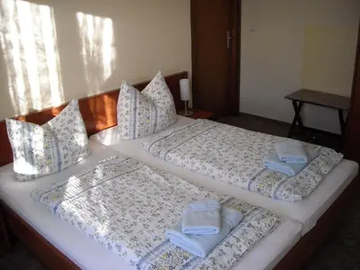 Ein Bett oder Betten in einem Zimmer der Unterkunft Pension zur alten Weide im Oderbruch