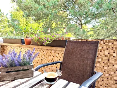 Ein Balkon oder eine Terrasse in der Unterkunft Ruhiges Apartment in Berlin mit Parkplatz & Balkon