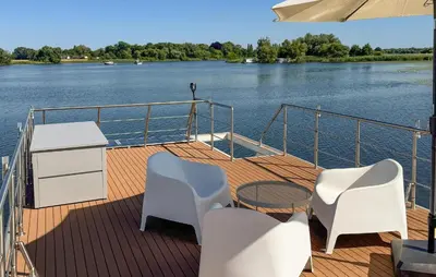 Blick auf einen Fluss in der Nähe des Bootes