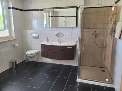 Ein Badezimmer in der Unterkunft Ferienwohnung mit Garten - 10 Minuten von Templin