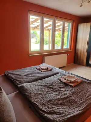 Ein Bett oder Betten in einem Zimmer der Unterkunft Ferienwohnung mit Garten - 10 Minuten von Templin