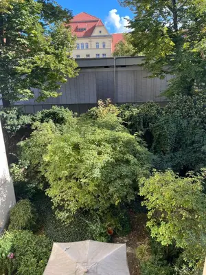 Ein Garten an der Unterkunft Wunderschöne, großzügige Altbauwohnung in Mitte
