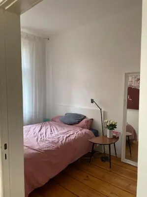 Ein Bett oder Betten in einem Zimmer der Unterkunft Wunderschöne, großzügige Altbauwohnung in Mitte