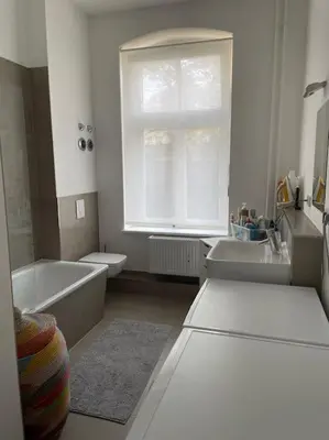 Ein Bett oder Betten in einem Zimmer der Unterkunft Wunderschöne, großzügige Altbauwohnung in Mitte