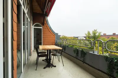 Ein Balkon oder eine Terrasse in der Unterkunft Helle & gemütliche Dachwohnung mit Terasse