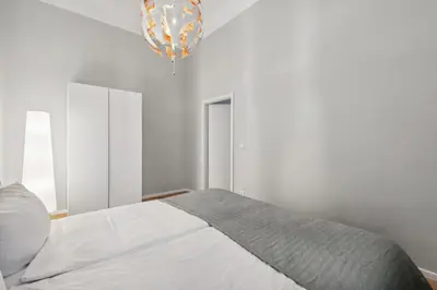 Ein Bett oder Betten in einem Zimmer der Unterkunft Comfy 2 Bedroom Apartment Charlottenburg