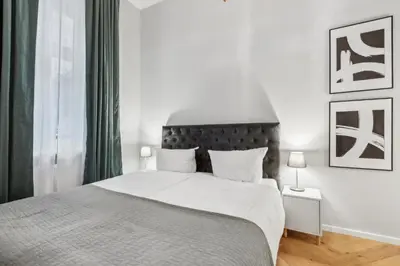 Ein Bett oder Betten in einem Zimmer der Unterkunft Comfy 2 Bedroom Apartment Charlottenburg