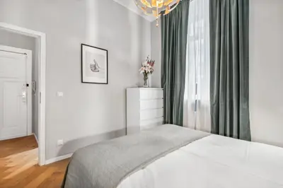 Ein Bett oder Betten in einem Zimmer der Unterkunft Comfy 2 Bedroom Apartment Charlottenburg