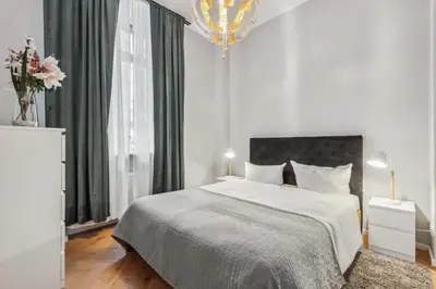 Ein Bett oder Betten in einem Zimmer der Unterkunft Comfy 2 Bedroom Apartment Charlottenburg