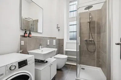 Ein Badezimmer in der Unterkunft Comfy 2 Bedroom Apartment Charlottenburg