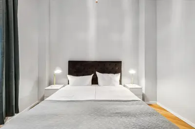 Ein Bett oder Betten in einem Zimmer der Unterkunft Comfy 2 Bedroom Apartment Charlottenburg