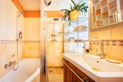 Ein Badezimmer in der Unterkunft quit and central designer loft with elevator