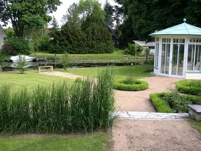 Ein Garten an der Unterkunft Havelpalais Comfortable holiday residence
