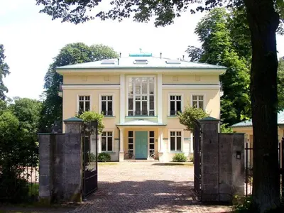 Das Gebäude in dem sich das Ferienhaus befindet