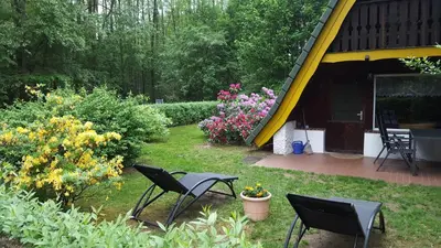 Ein Garten an der Unterkunft gemütliches Waldhaus