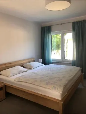 Ein Bett oder Betten in einem Zimmer der Unterkunft Ferienwohnung Waldesruh mit Kaminofen und Balkon