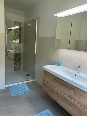 Ein Badezimmer in der Unterkunft Ferienwohnung Waldesruh mit Kaminofen und Balkon