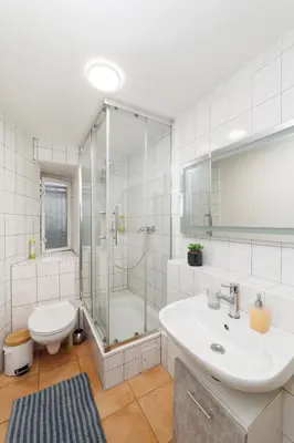 Ein Badezimmer in der Unterkunft Stylish 4Rooms Flat am Adenauerplatz 8 Personen Kurfürstendamm