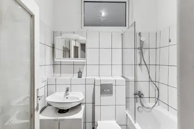 Ein Badezimmer in der Unterkunft Bright flat near park & transport Neukölln