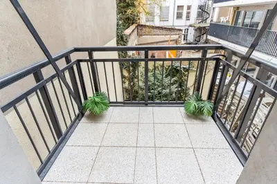 Ein Balkon oder eine Terrasse in der Unterkunft Bright flat near park & transport Neukölln