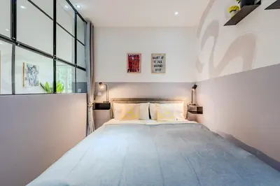 Ein Bett oder Betten in einem Zimmer der Unterkunft Artsy Apartment in Central Berlin - Self check in