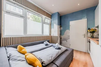 Ein Bett oder Betten in einem Zimmer der Unterkunft Heavenly flat in Berlin self check in