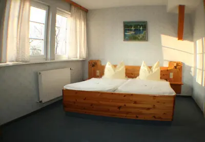 Ein Bett oder Betten in einem Zimmer der Unterkunft Landgasthof zur krummen Linde