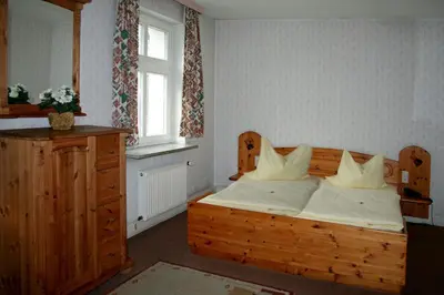 Ein Bett oder Betten in einem Zimmer der Unterkunft Landgasthof zur krummen Linde