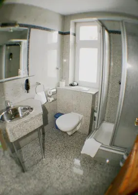 Ein Badezimmer in der Unterkunft Landgasthof zur krummen Linde