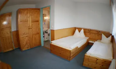 Ein Bett oder Betten in einem Zimmer der Unterkunft Landgasthof zur krummen Linde