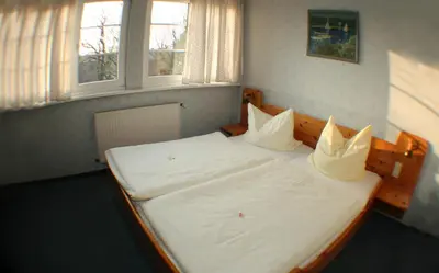 Ein Bett oder Betten in einem Zimmer der Unterkunft Landgasthof zur krummen Linde