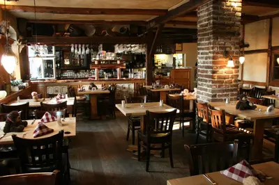 Ein Restaurant oder anderes Speiselokal in der Unterkunft Landgasthof zur krummen Linde