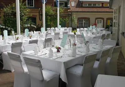 Ein Restaurant oder anderes Speiselokal in der Unterkunft Landgasthof zur krummen Linde