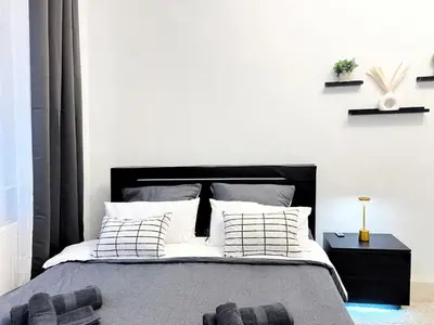 Ein Bett oder Betten in einem Zimmer der Unterkunft HolidayHome Apartments I Spacious 130qm Apartment Near Berlins Top Sights