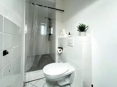 Ein Badezimmer in der Unterkunft HolidayHome Apartments I Spacious 130qm Apartment Near Berlins Top Sights