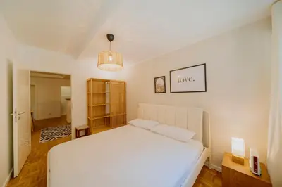 Ein Bett oder Betten in einem Zimmer der Unterkunft Parklounge Apartment in historic Villa