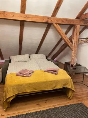 Ein Bett oder Betten in einem Zimmer der Unterkunft Quartier im Gutshaus