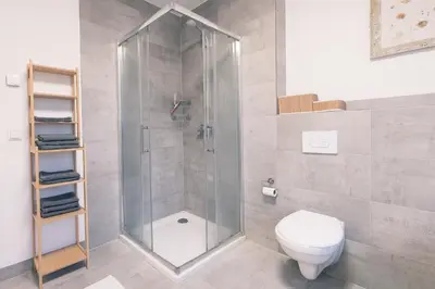 Ein Badezimmer in der Unterkunft Modernes Ferienhaus für bis zu 10 Gäste