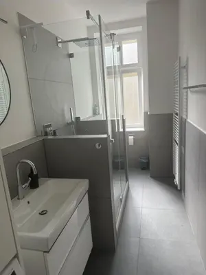 Ein Badezimmer in der Unterkunft Frisch sanierte Altbauwohnung Helmholtzplatz
