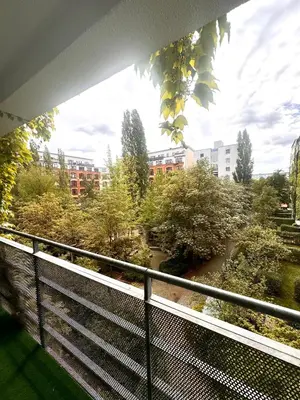 Ein Garten an der Unterkunft MoSh Apartment Central Berlin - Friedrichshain - Alexanderplatz