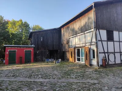 Das Gebäude in dem sich das Ferienhaus befindet