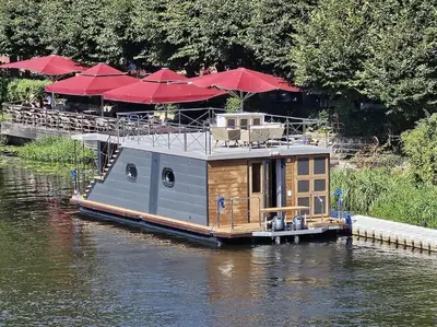 Blick auf einen Fluss in der Nähe des Bootes