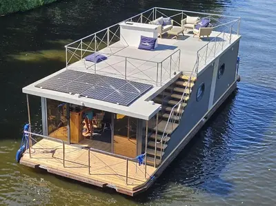 Blick auf einen Fluss in der Nähe des Bootes