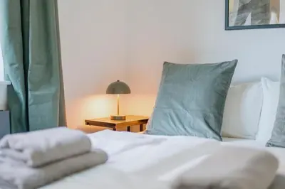 Ein Bett oder Betten in einem Zimmer der Unterkunft Homely Berlin - Loft, Terrace, Near Ostkreuz I Free parking