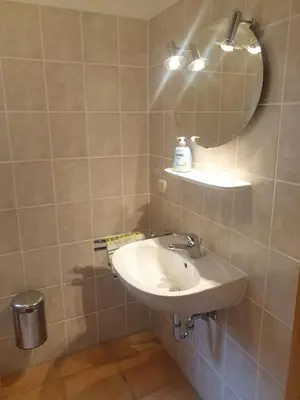 Ein Badezimmer in der Unterkunft Martha - Ferienhaus, 3 Schlafzimmer, 2 bis 6 Personen, S-Bahn nach Berlin, Strausseenähe, ruhige Lage