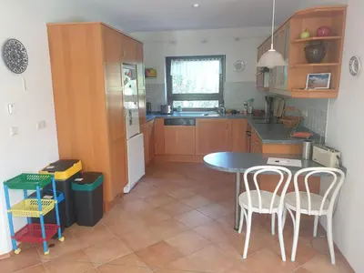 Küche/Küchenzeile in der Unterkunft Martha - Ferienhaus, 3 Schlafzimmer, 2 bis 6 Personen, S-Bahn nach Berlin, Strausseenähe, ruhige Lage