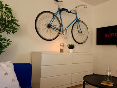 Radfahren an der Unterkunft Modern Apartment Near Kristalltherme- MontiRooms oder in der Nähe
