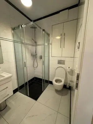 Ein Badezimmer in der Unterkunft Luxus in Berlin Mitte mit Laptop, großem TV, neuem Bett und privatem Badezimmer