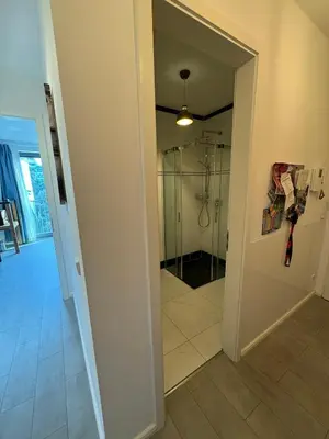 Ein Badezimmer in der Unterkunft Luxus in Berlin Mitte mit Laptop, großem TV, neuem Bett und privatem Badezimmer